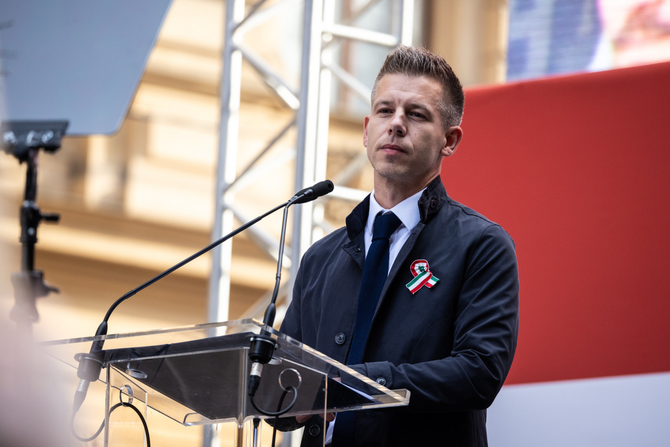 Hatalmas középen állással rúgta be politikai karrierjét a pártalapító Magyar Péter