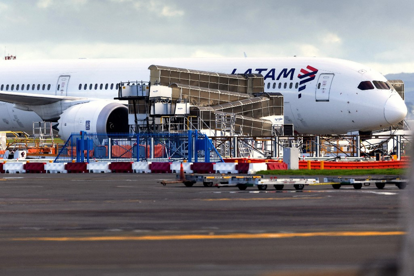 A légiutas-kísérő véletlenül megnyomott egy gombot a pilótafülkében – közel ötvenen sérültek meg a Boeing gépén