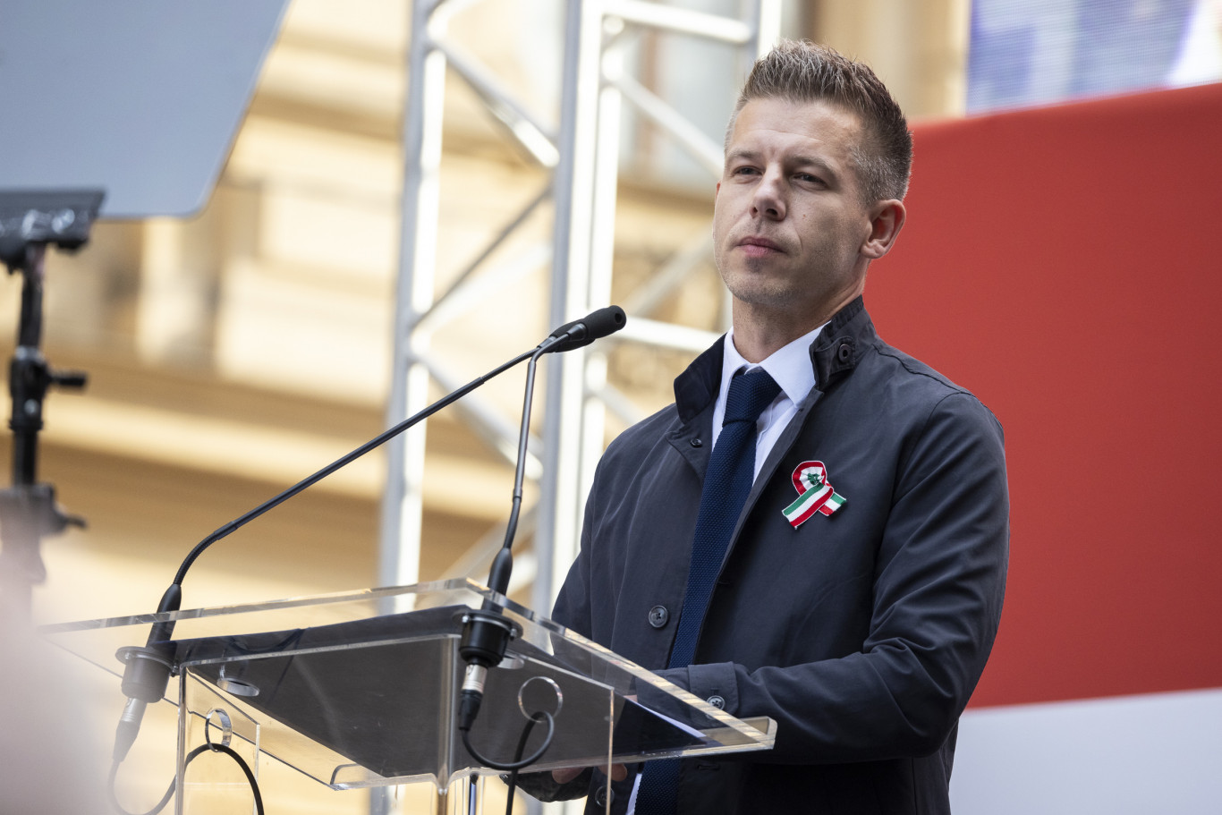Origo: Magyar Péter gyakran olyan képet vág, mint aki félelmében beszart
