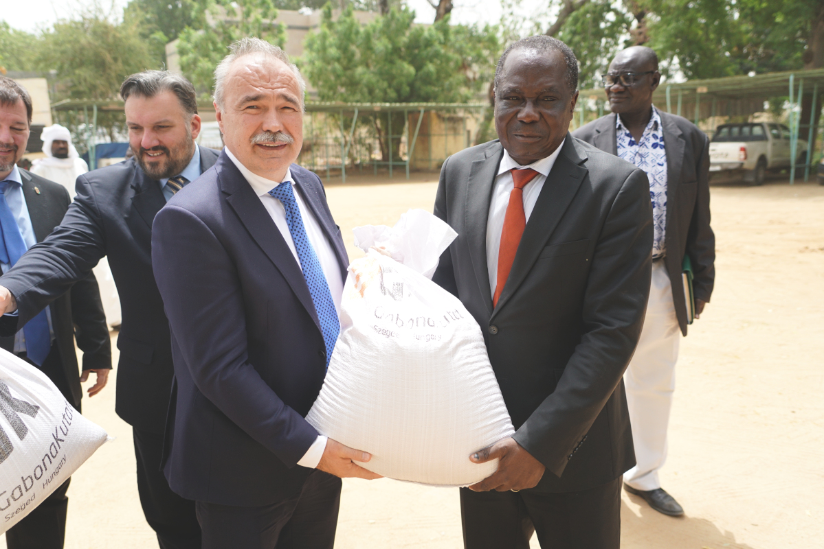 Nagy István vetőmagokat adott át a csádi mezőgazdasági miniszternek