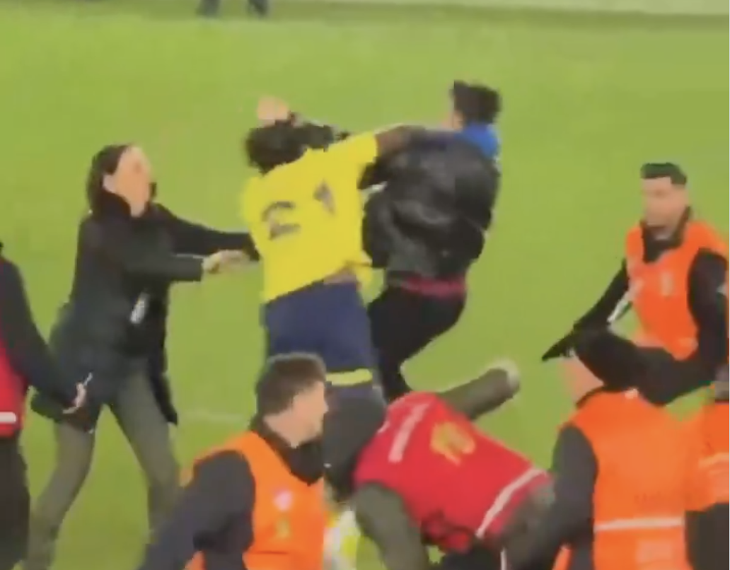 Tömegverekedés a pályán, a Trabzon szurkolói rátámadtak a Fenerbahce játékosaira, akik nem hagyták magukat
