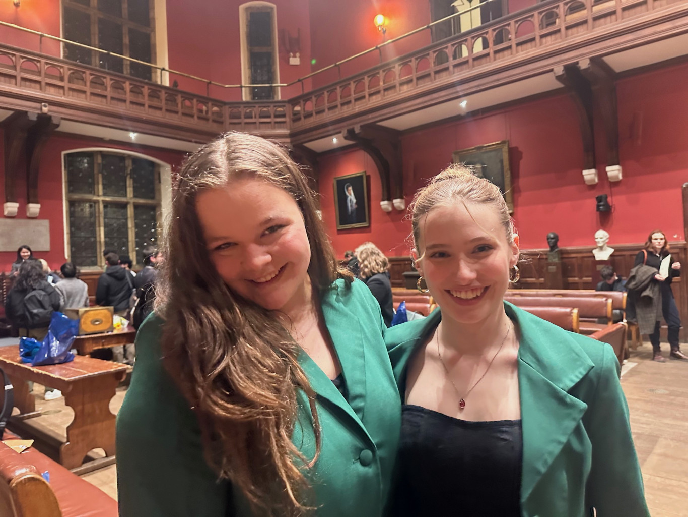 Magyar lányok nyertek az Oxford Union vitaversenyen