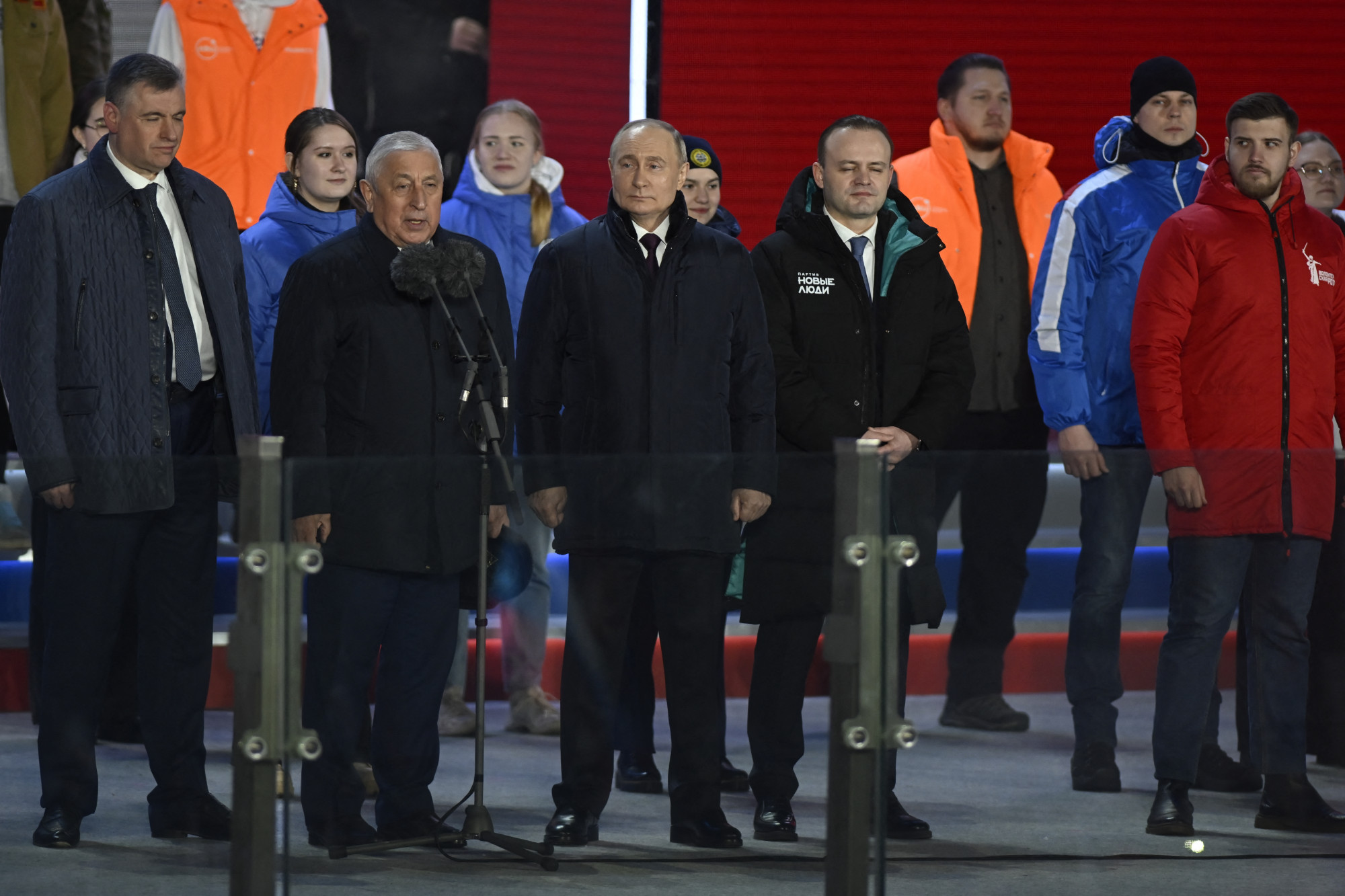 Putyin a legyőzött elnökjelöltekkel közösen ünnepelt a Vörös tér színpadán