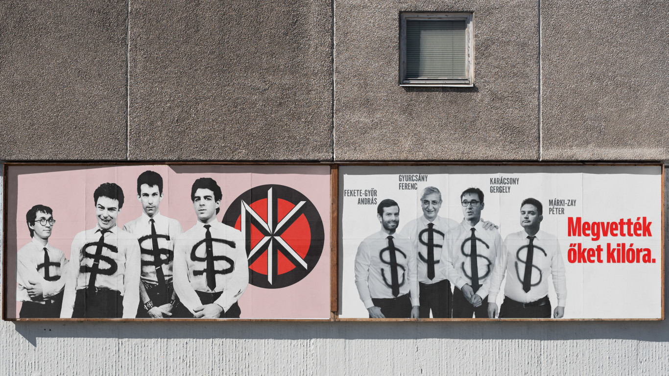 Megvalósult minden magyar punk álma, az országot elárasztó plakátokon összeért a Demokratikus Koalíció és a Dead Kennedys