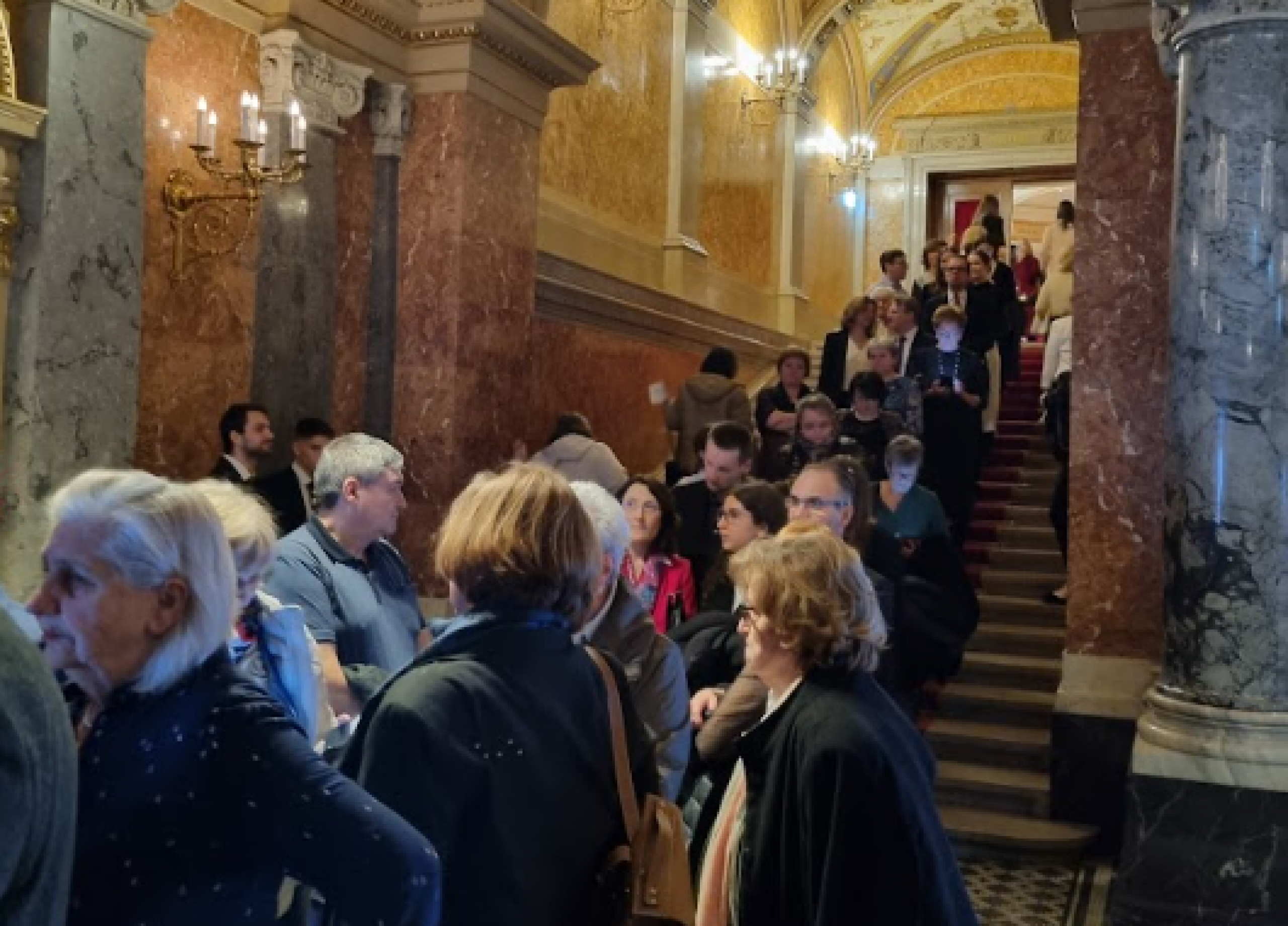 Zenekar nélkül, a Don Giovanni díszletei előtt ment le a zanzásított