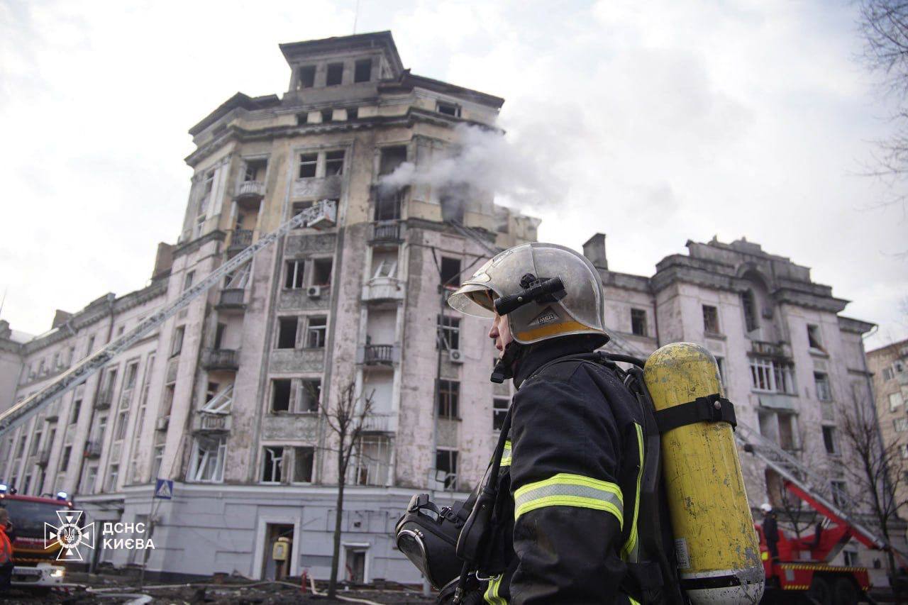 Negyvennégy nap után bombázták újra Kijevet