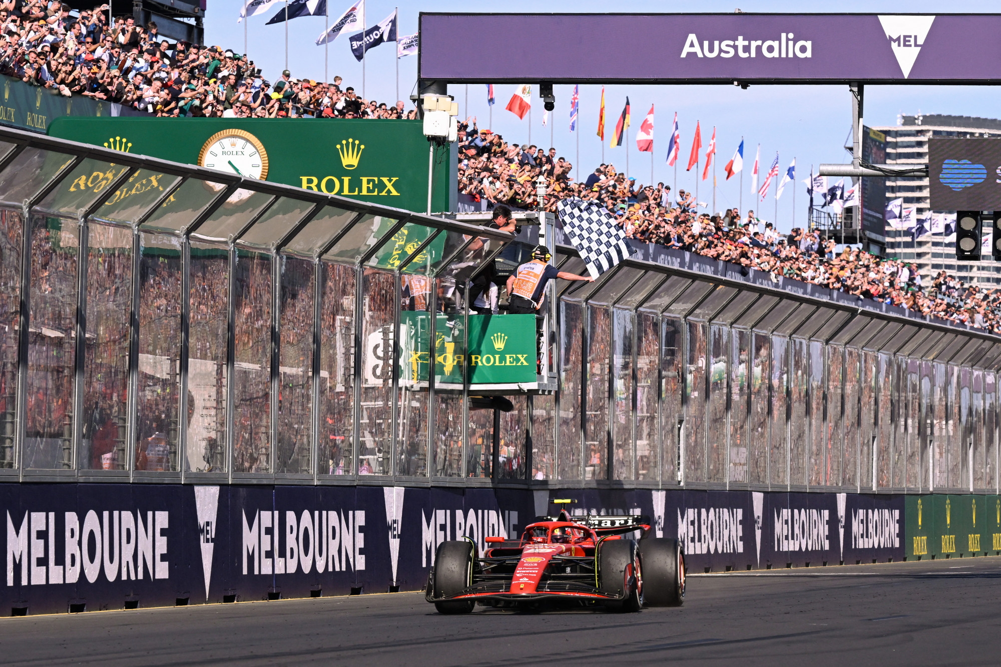 Max Verstappen 43 futam után esett ki, Carlos Sainz nyerte az Ausztrál Nagydíjat