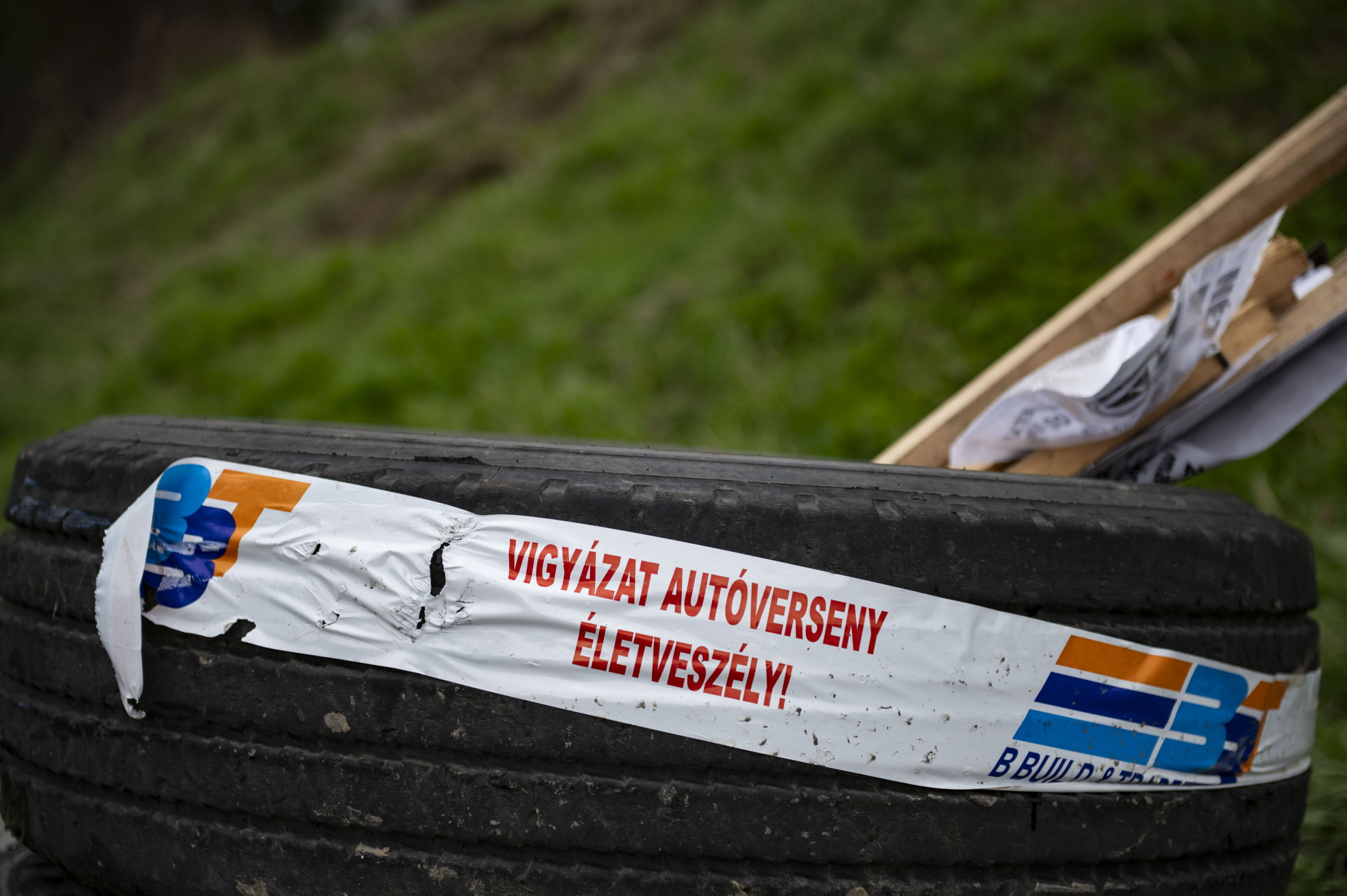 Életveszélyre figyelmeztető felirat gumiabroncsokon az Esztergom-Nyerges Rally helyszínén, Bajót közelében 2024. március 24-én.