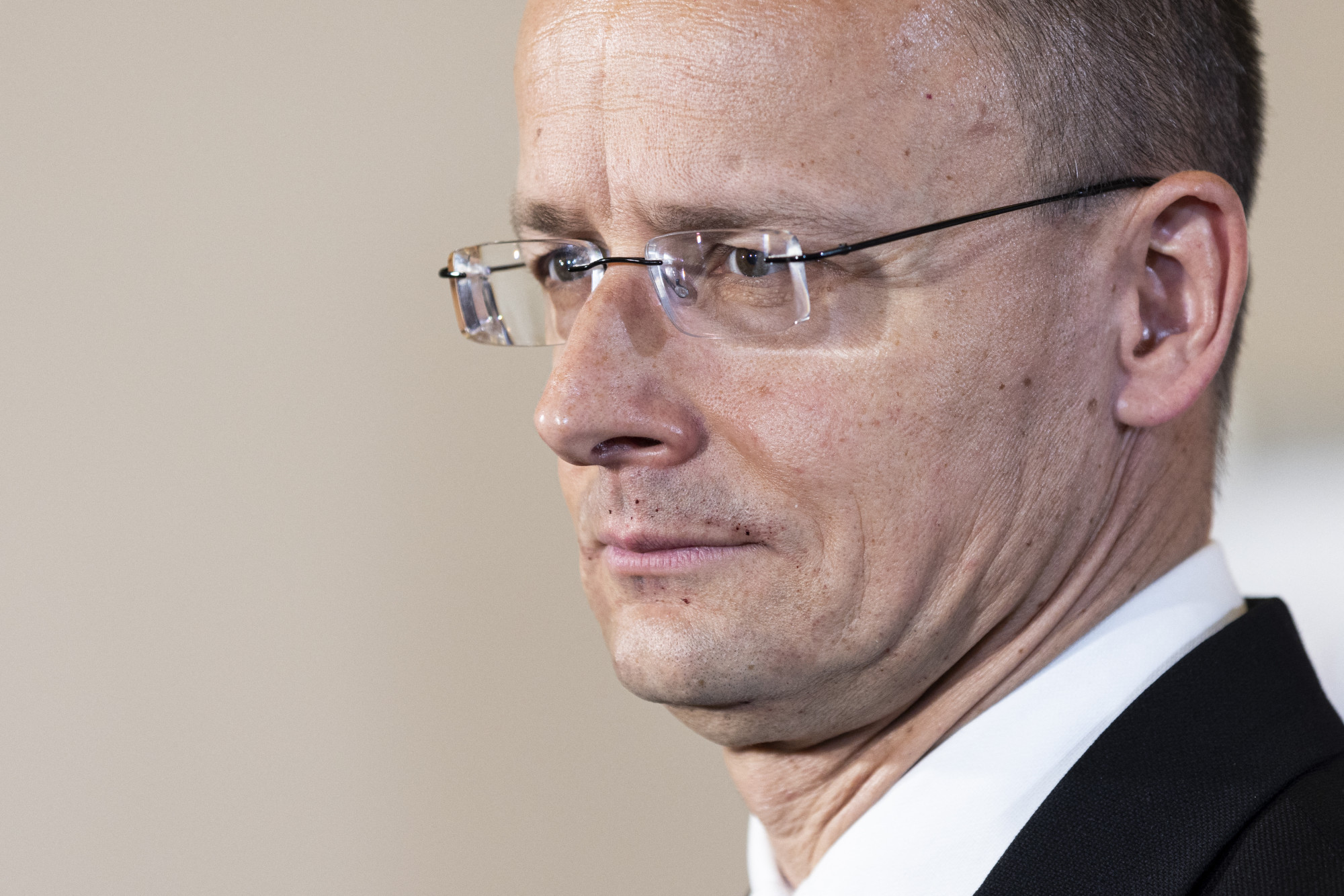 Szijjártó Péter az OTP után éppen a Richterre hivatkozva blokkolja Ukrajna támogatását