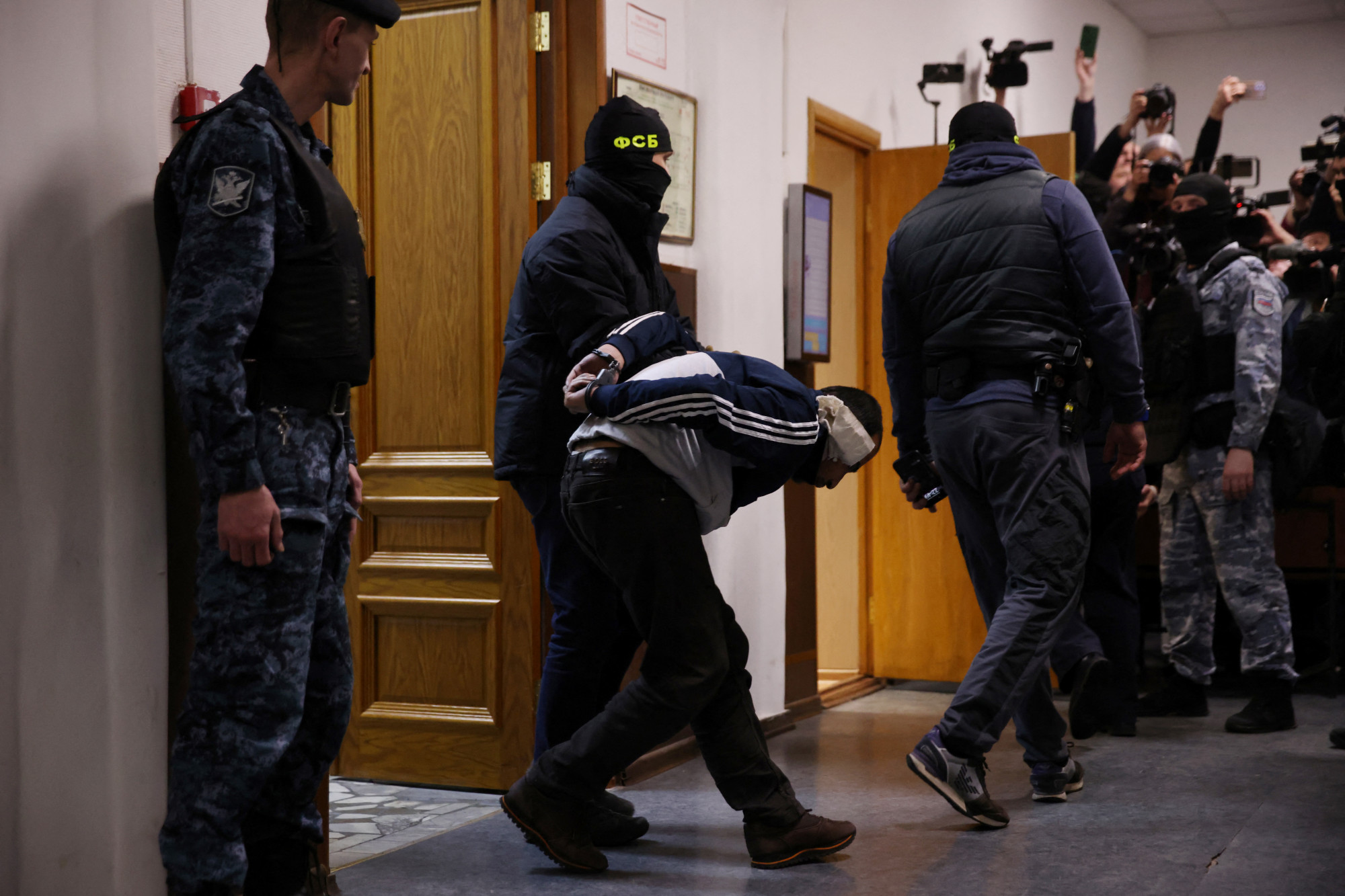 Jól láthatóan összeverték és megkínozták a moszkvai terrortámadás vádlottjait