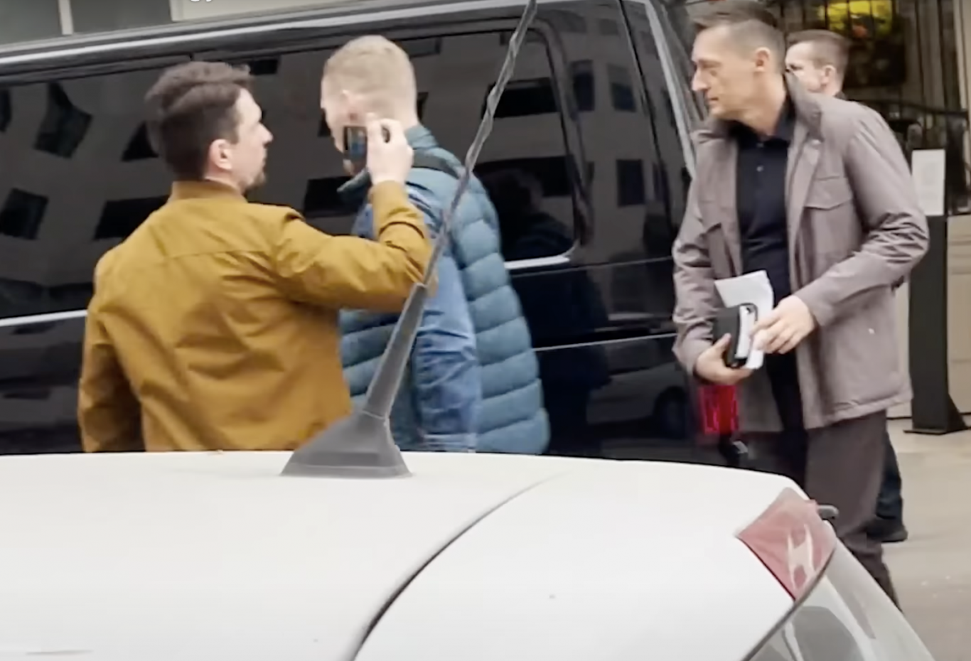 1,2 millió forintos széldzsekiben mondta azt Rogán, hogy „soha” nem találkozott Schadl Györggyel