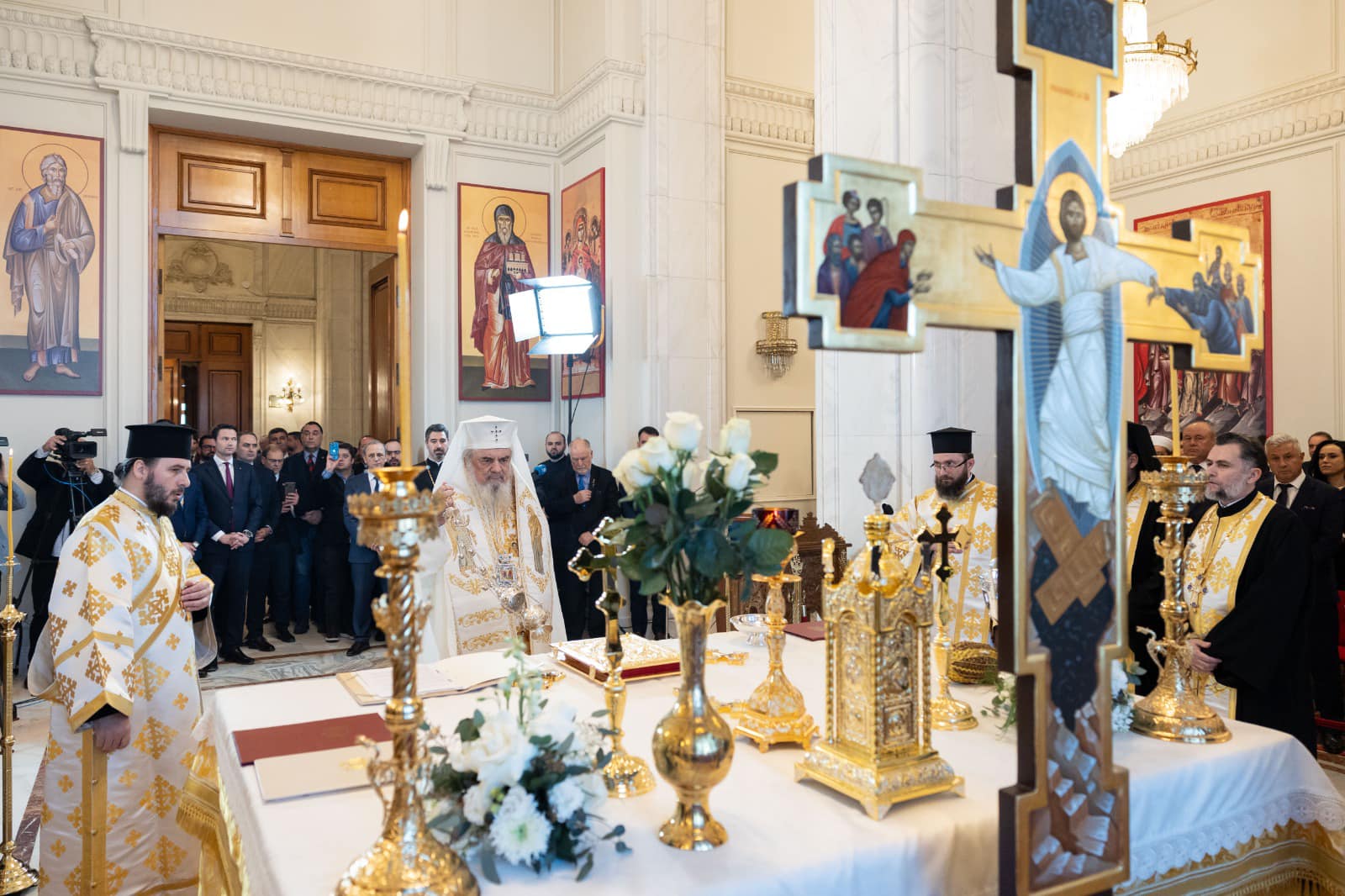 A román parlament épületében ortodox kápolnát szenteltek fel