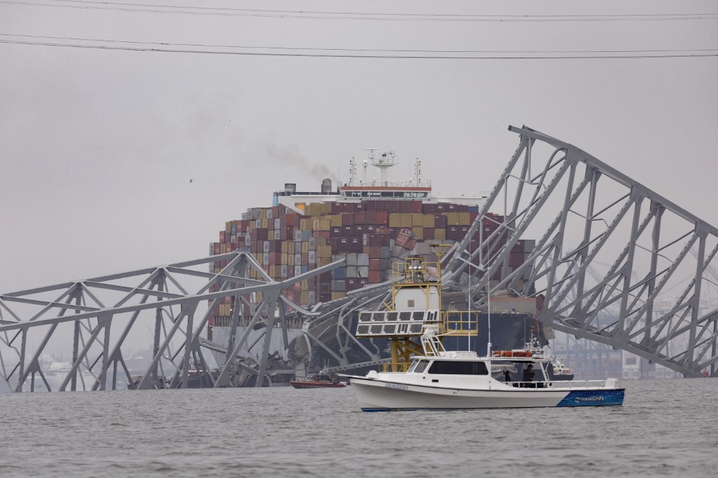 Egy ezertonnás daru is Baltimore-ba érkezik, hogy segítsen a hídomlás utáni takarításban