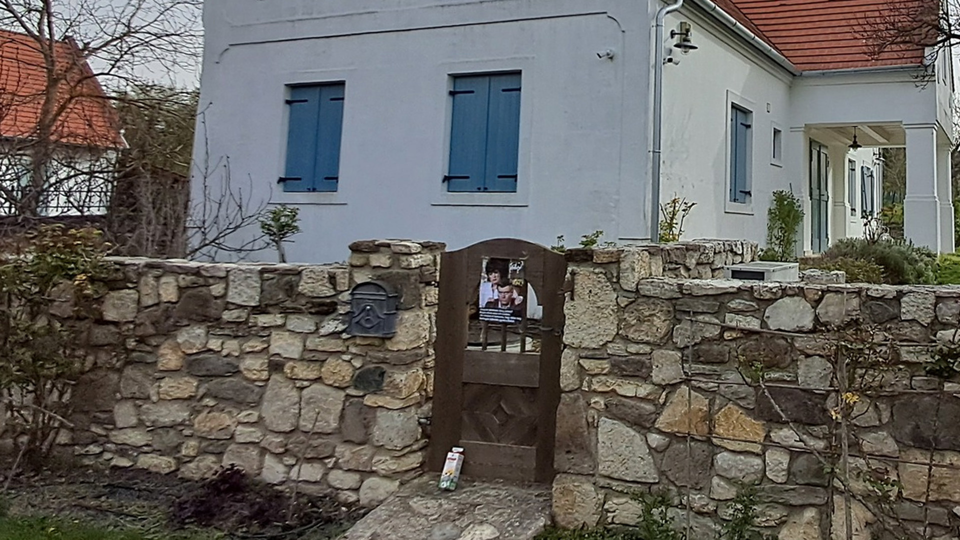 Jockey és Samantha várja most az érkezőket Varga Judit balatonhenyei házának kapujában