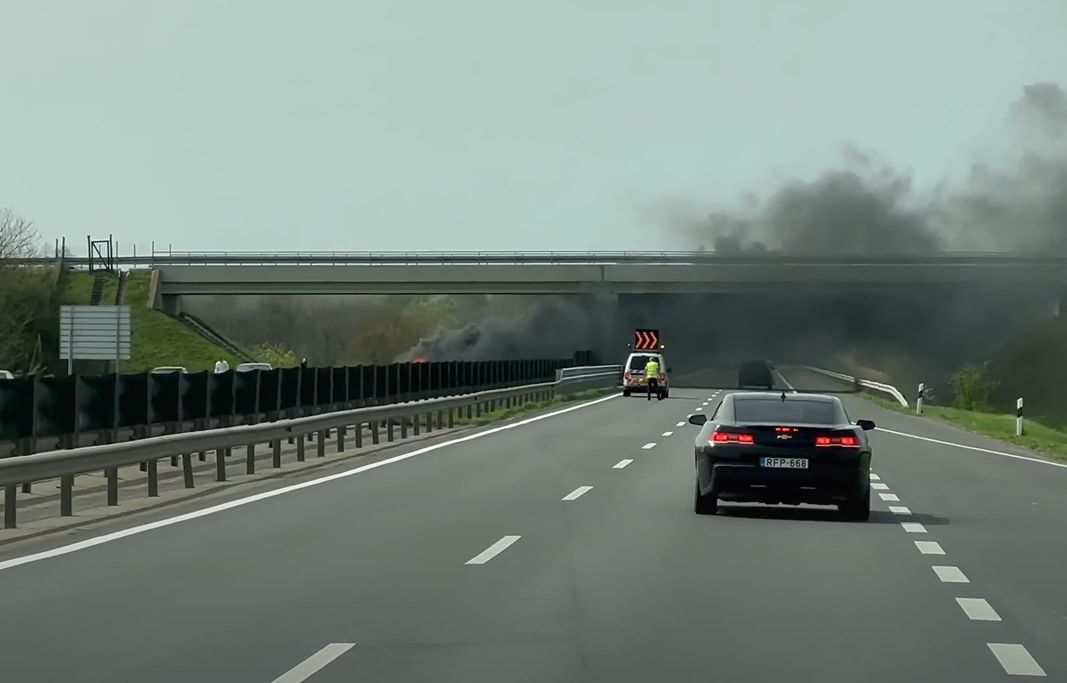 Nagy füsttel égett egy autó az M3-ason