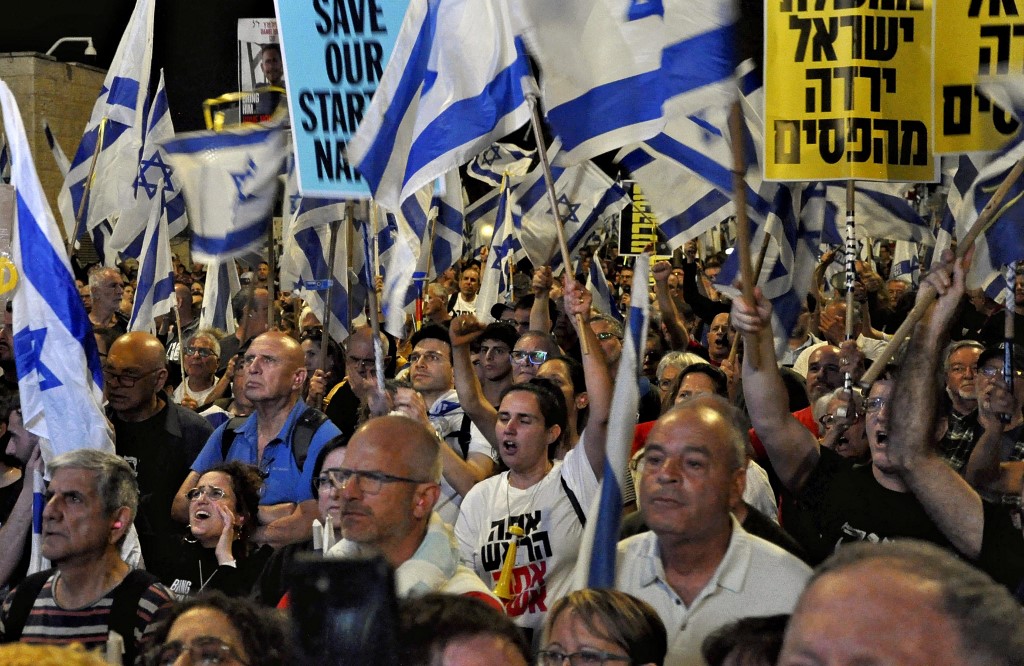 Hiába a sikeres sérvműtét, tízezrek követelték Netanjahu lemondását