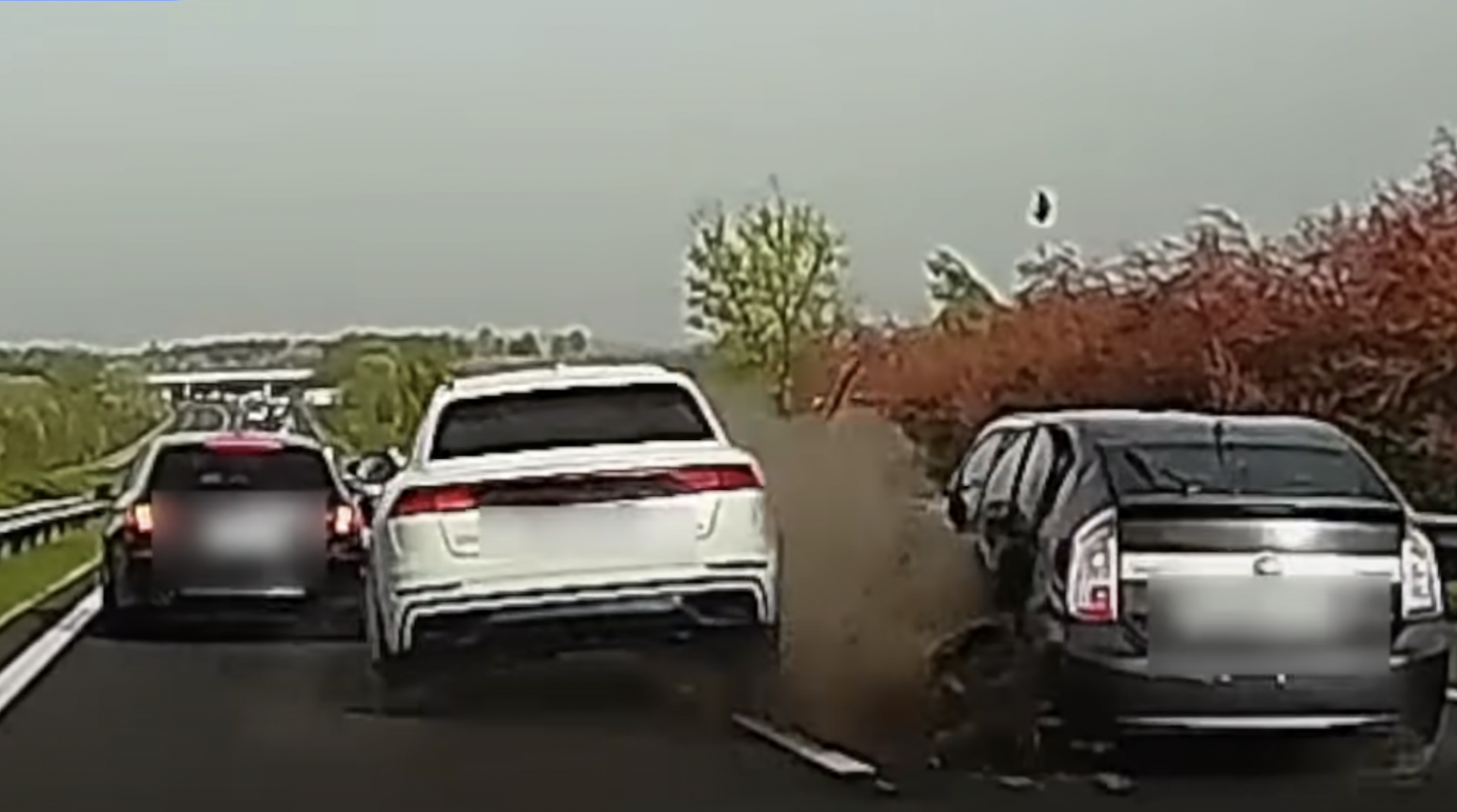 Videón, ahogy az M7-esen belerohant az álló autókba egy audis