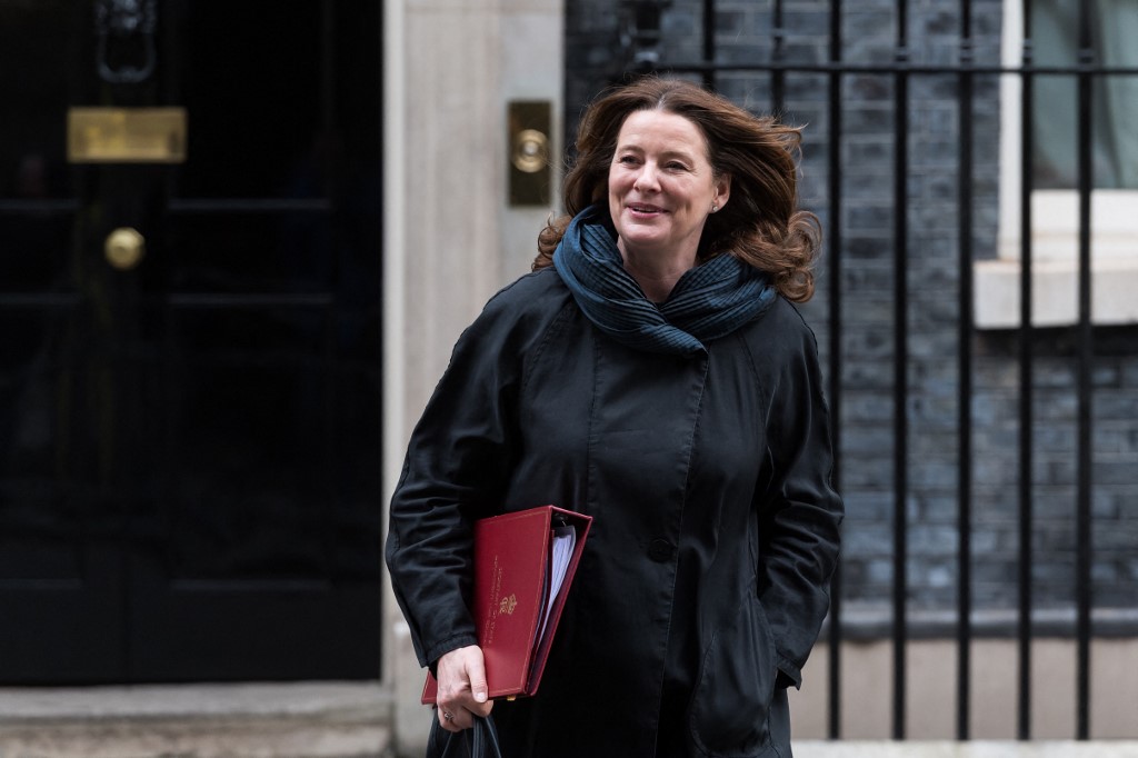 Brit miniszter: Senkit nem csukhatnak le azért, mert büdös