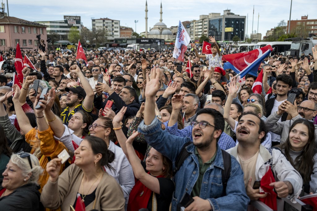 Hatalmas infláció, megkérdőjelezhető jelöltek és egy radikális iszlamista párt is szerepet játszhatott Erdoğan vereségében