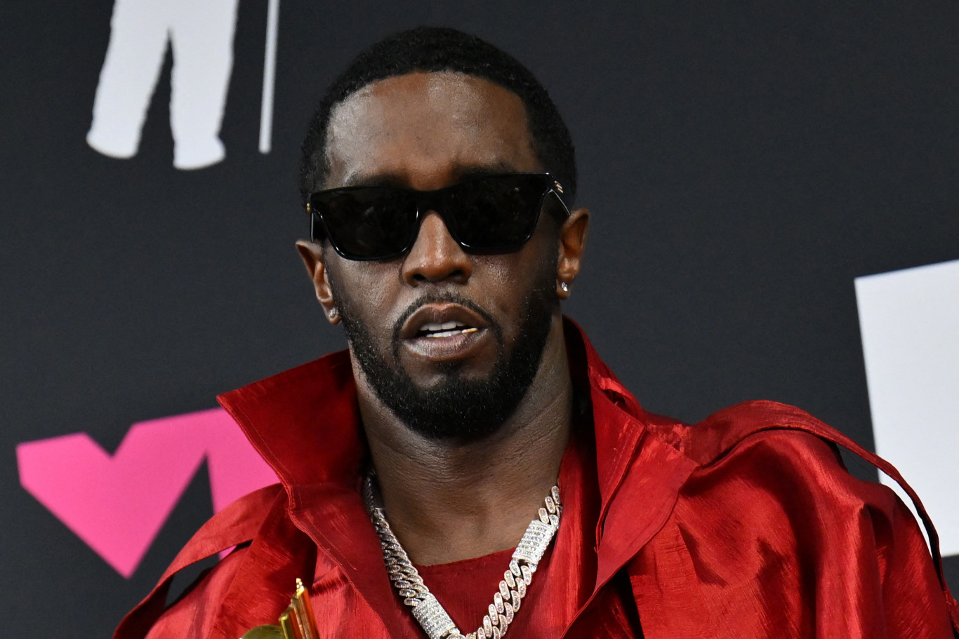 Szövetségi ügynökök razziáztak Puff Daddynél, aki továbbra is tagadja a szexuális erőszakkal kapcsolatos vádakat