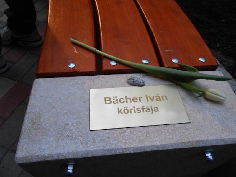 Inkább eltüntették Bächer Iván emlékpadját a Pozsonyi útról, mert nem bírtak a rajta lakó agresszív hajléktalan férfival