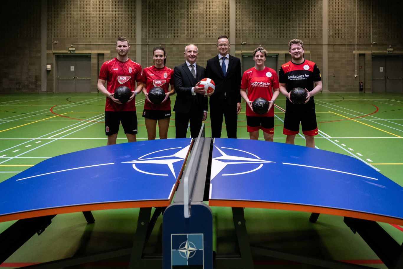 Szijjártó Péter egy Teqball-asztallal ajándékozta meg a NATO-t Brüsszelben
