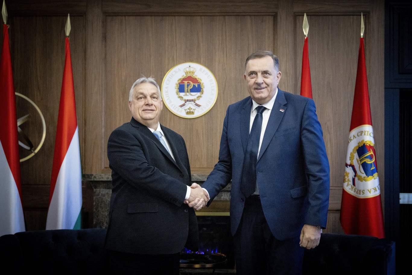 Határozatban tagadja a srebrenicai népirtást az Orbánt kitüntető Dodik és a parlamentje