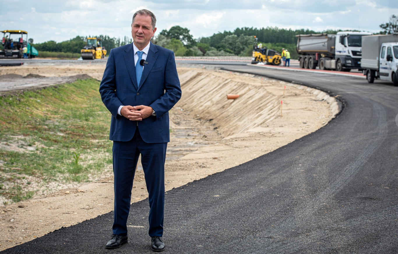 Május elejéig adják át az M6-os januárra tervezett új szakaszát és a márciusra ígért M44-est