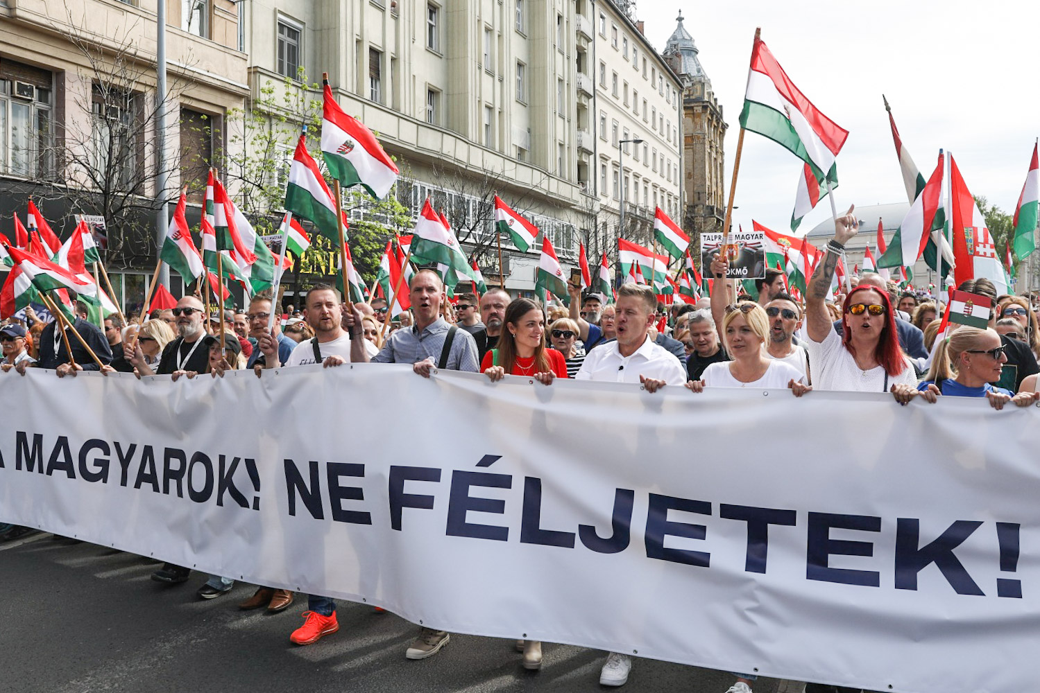 Magyar Péter: Több százezren vagyunk itt, és visszaköveteljük az országunkat, nemzeti intézményeinket