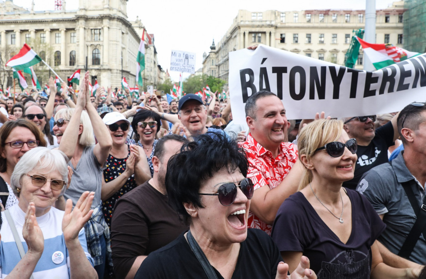 Magyar Péter menetén sokszínű tömeg lengette a piros-fehér-zöldet