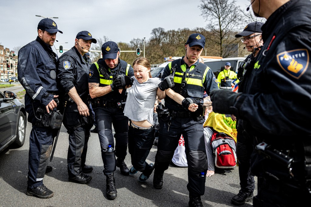 Többed magával akart eltorlaszolni egy főutat Greta Thunberg Hágában, letartóztatás lett a vége