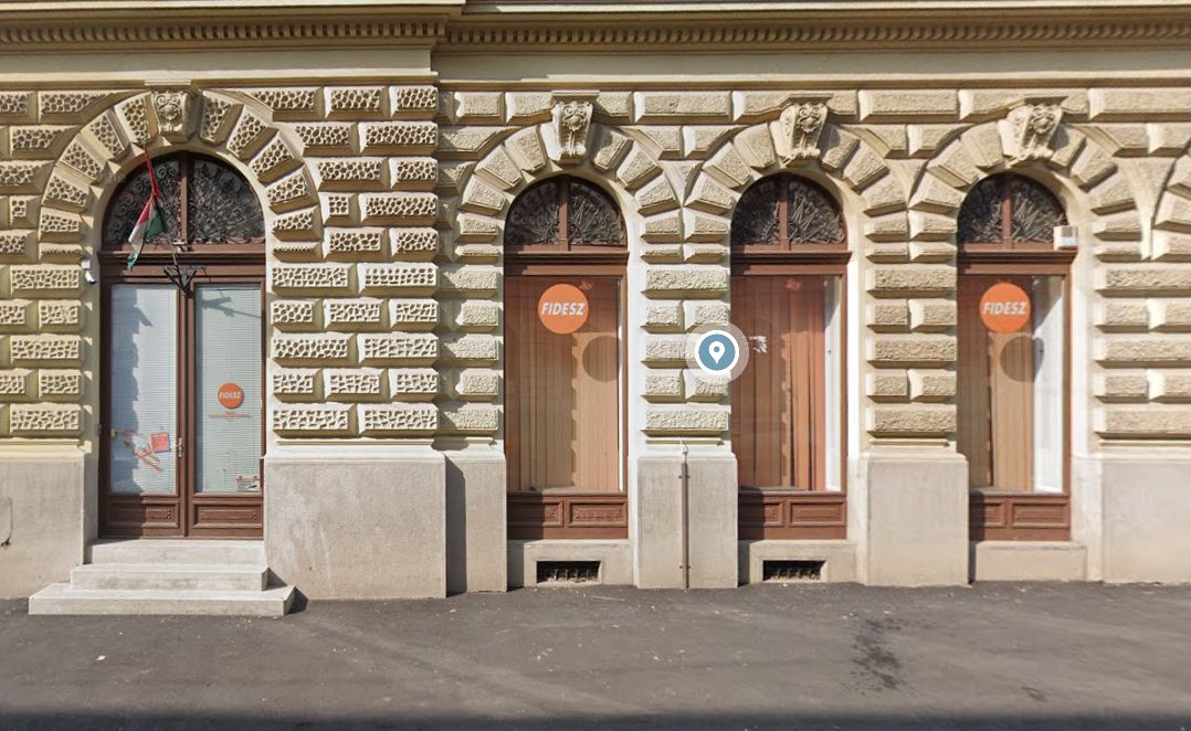 Nem bírnak magukkal Szegeden, megint betörték a Fidesz-iroda ablakát