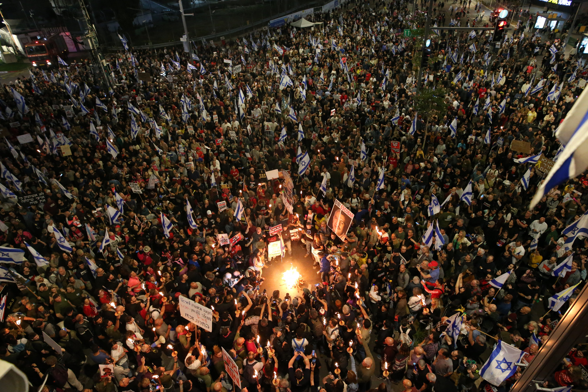 Több tízezren tüntettek Tel Avivban Benjamin Netanjahú ellen