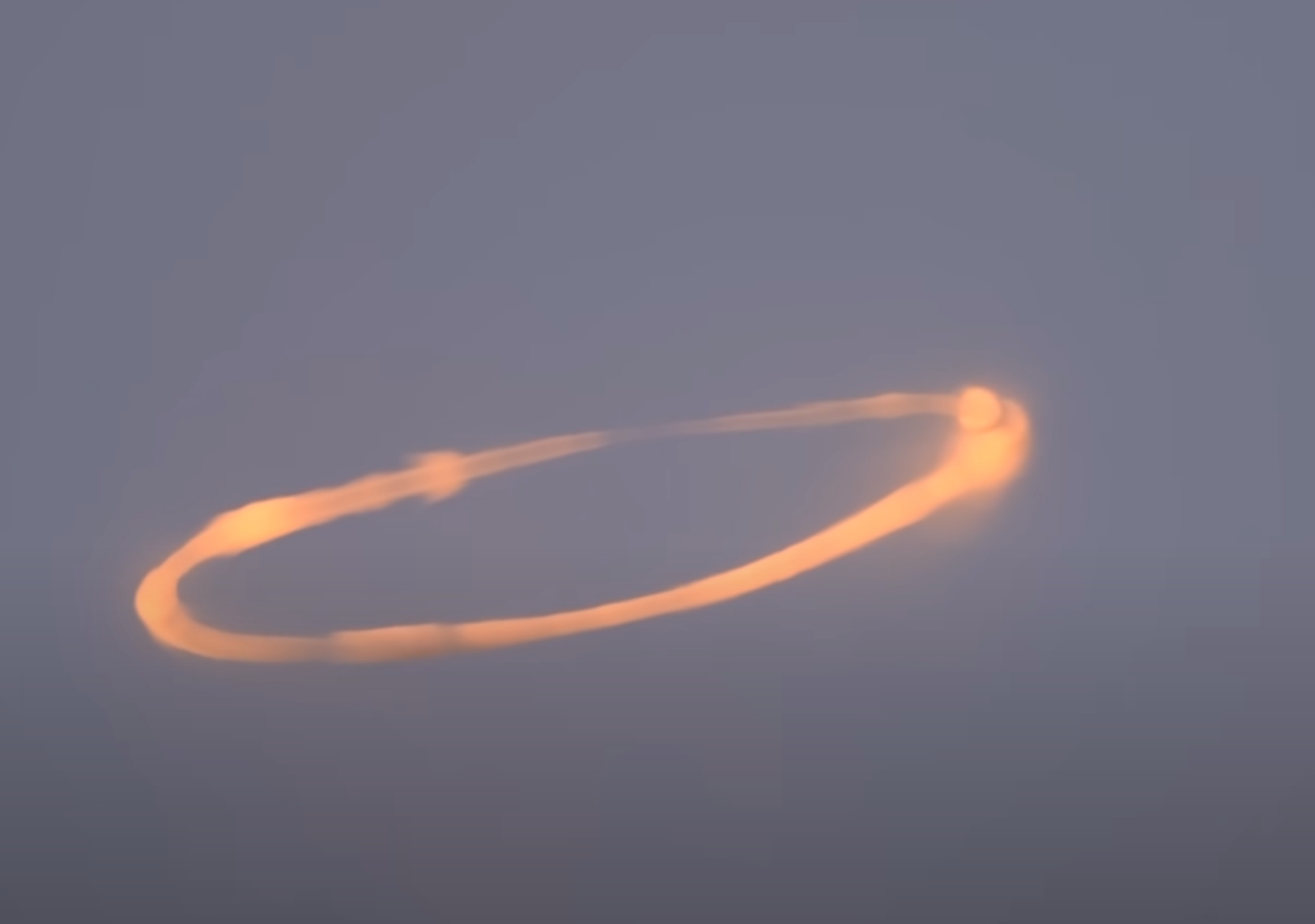 Kör alakú füstfelhőket pöfékel az Etna