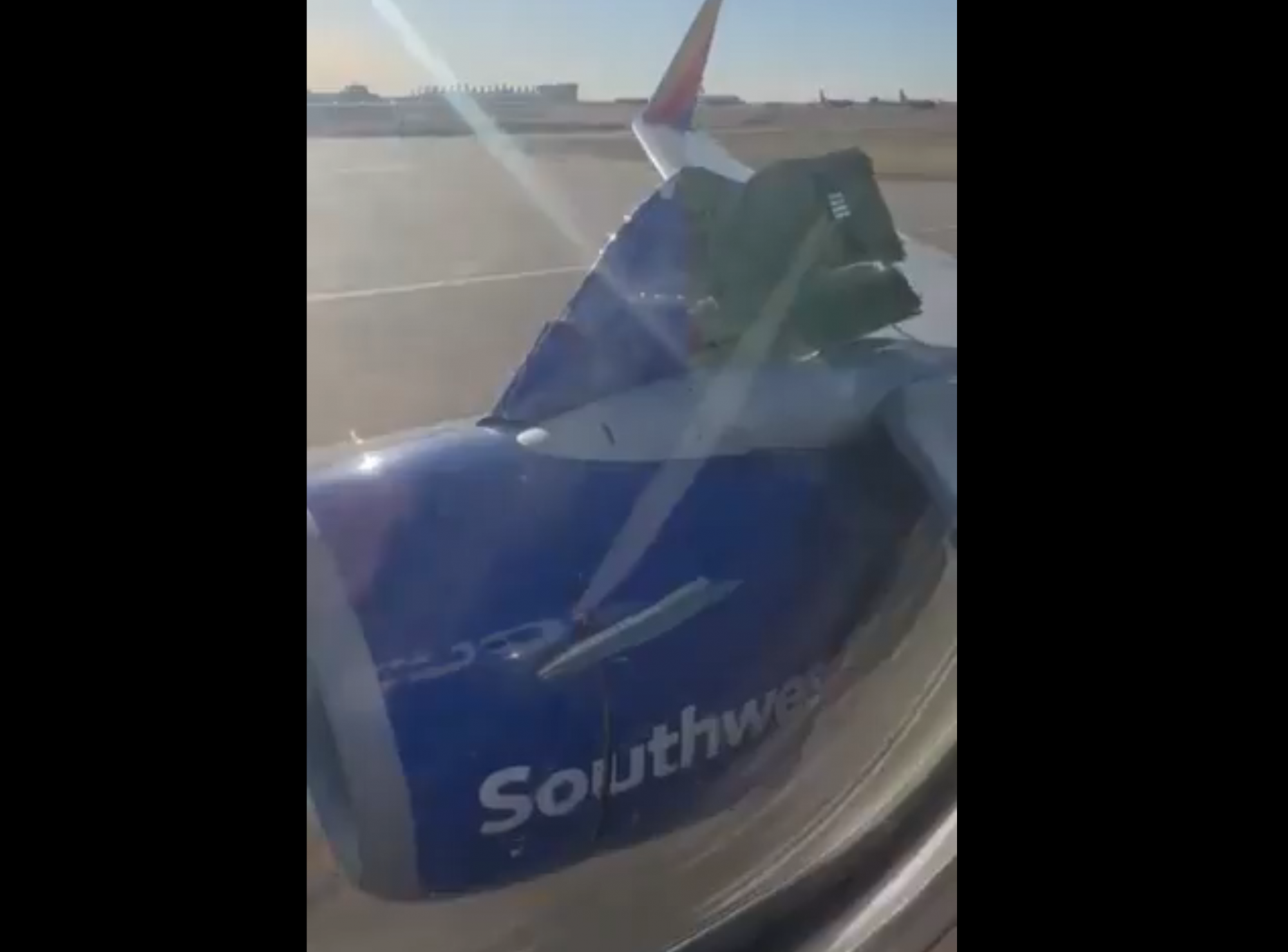 Felszállás közben szakadt le egy Boeing hajtóművének burkolata Denverben