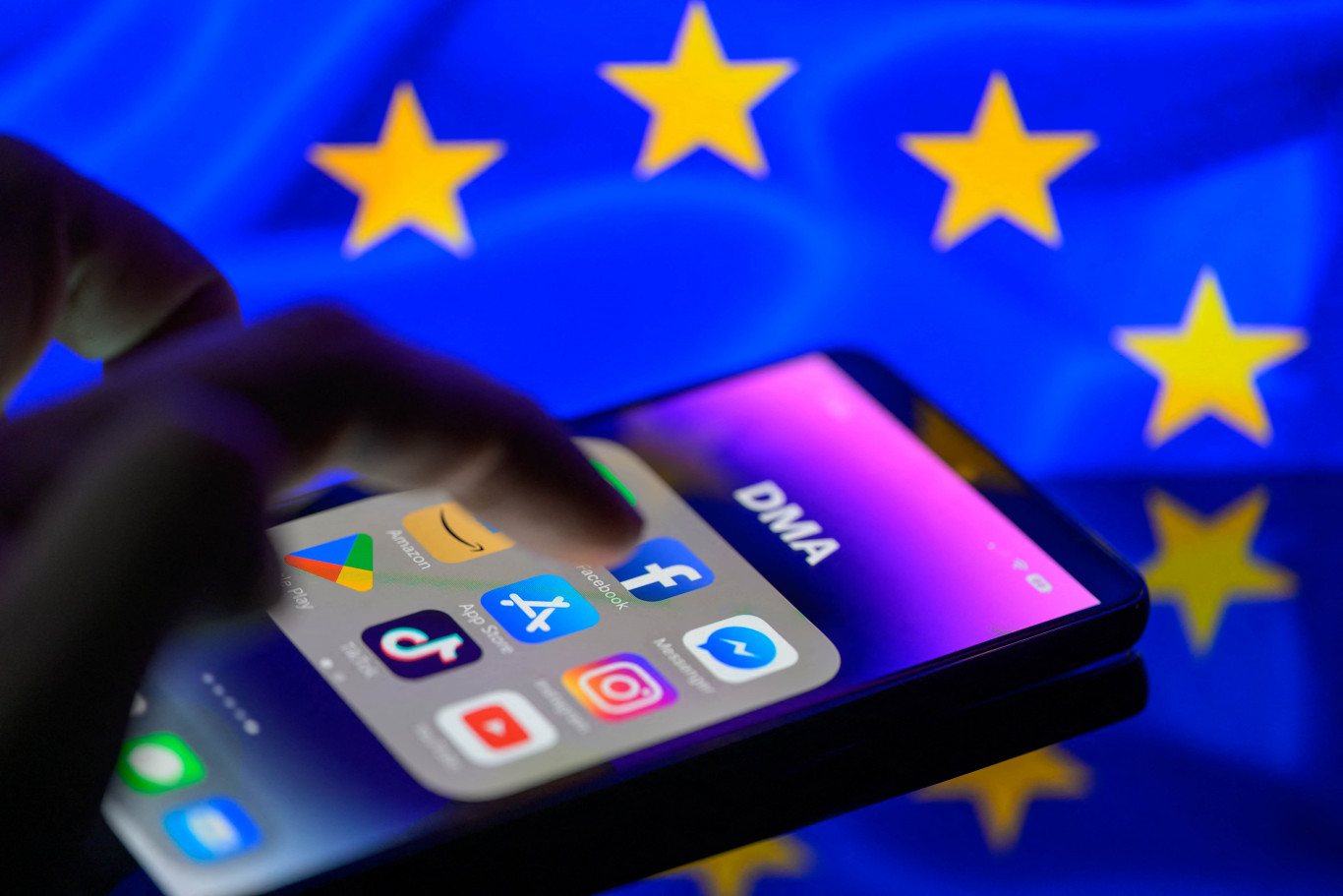 „Olyan mérgező és addiktív, mint a cigaretta”: az EU a Tiktok Lite betiltásával fenyeget