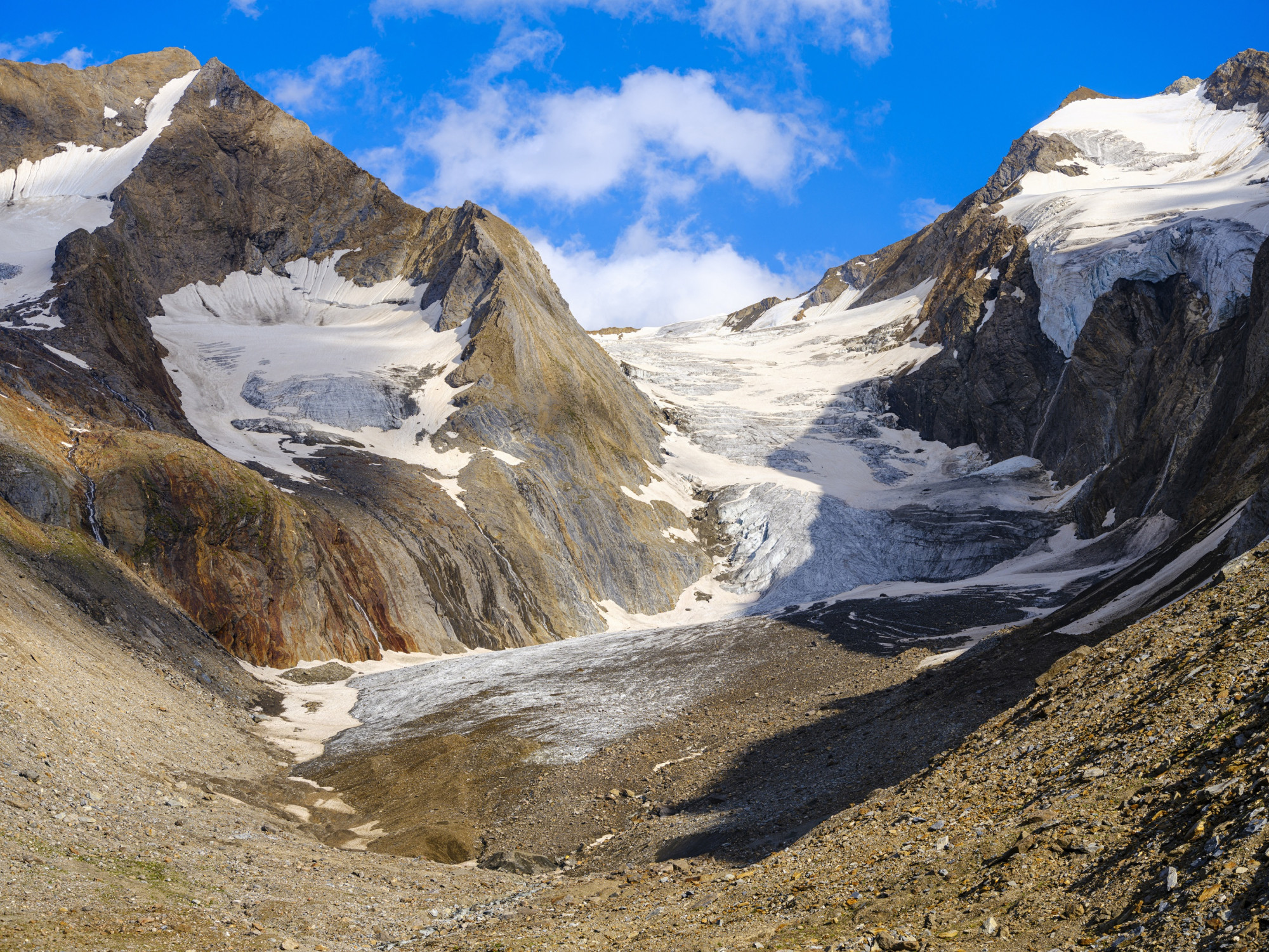 Legalább két embert megölt egy lavina a nyugat-ausztriai Ötz-völgyi-Alpokban