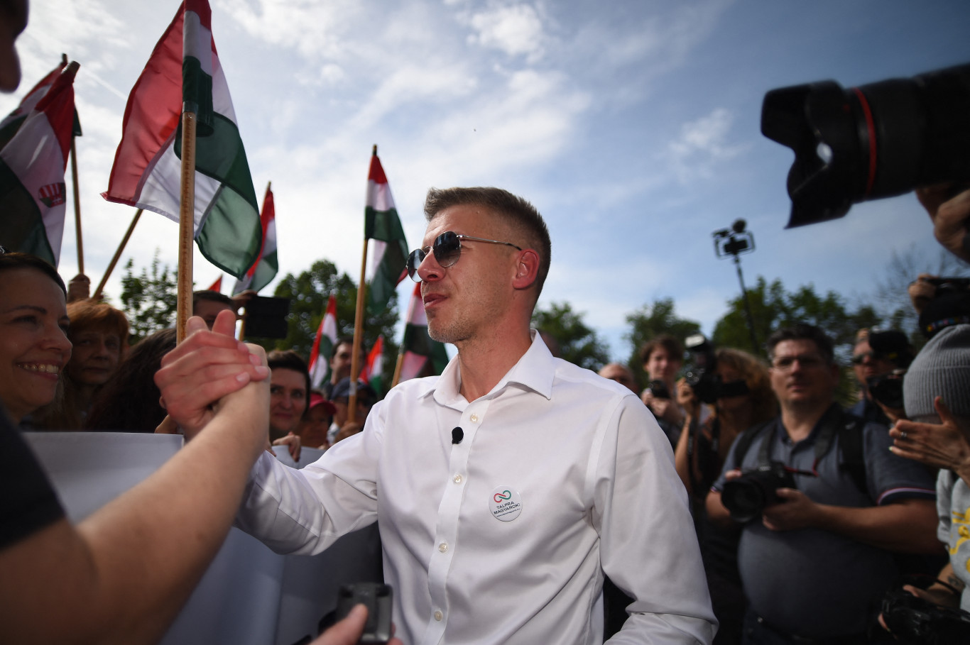 Magyar: Biciklivel próbálok a tankok között surranni, néhány golyót már belém eresztettek, de nem találtak még telibe