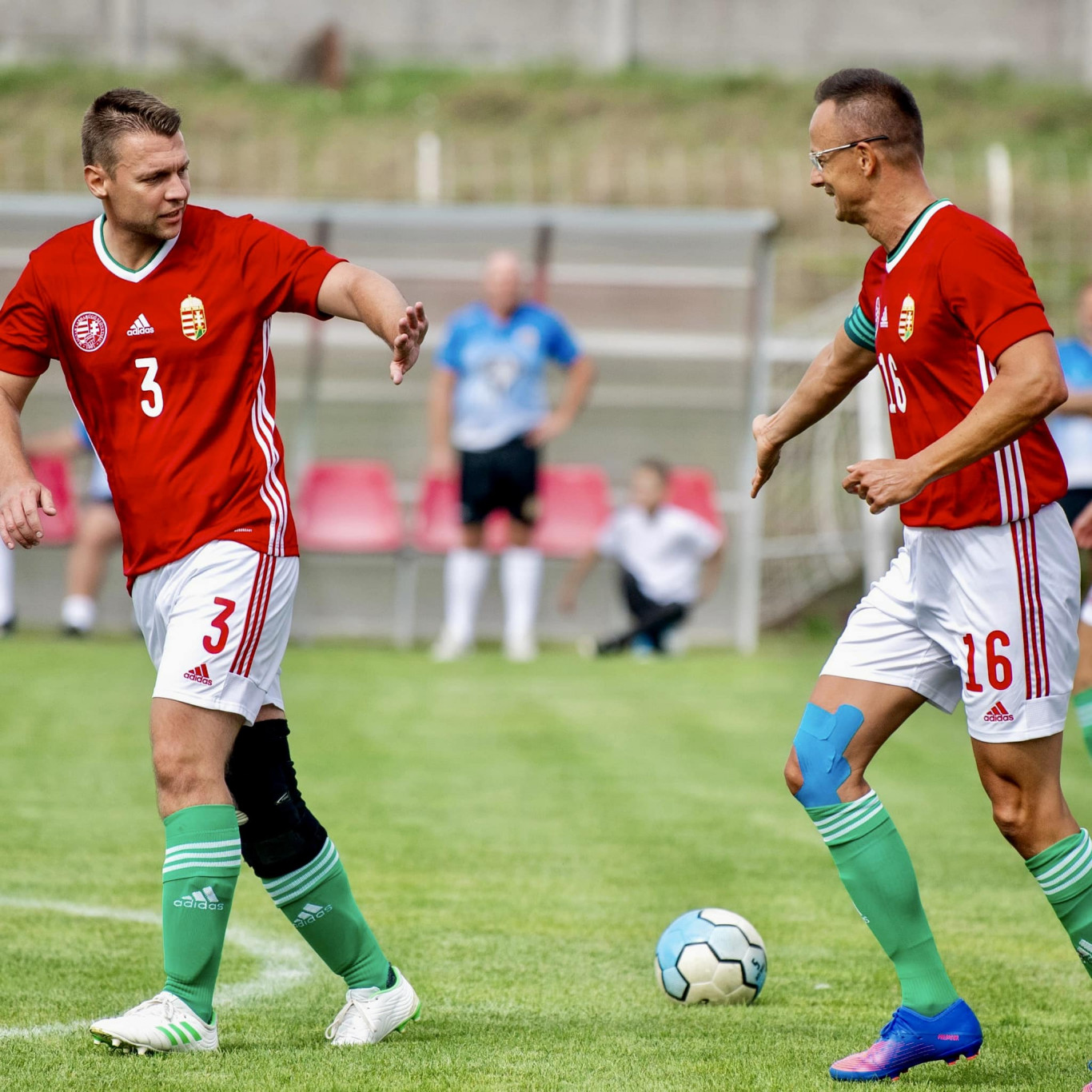 Egy focicsapatnyi konzult küld a válogatott meccsére a külügy