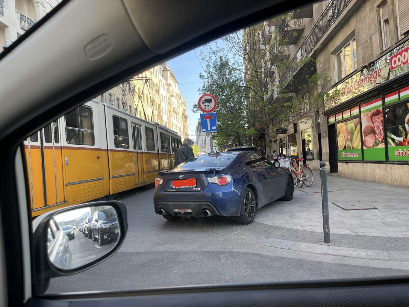Kern András most egy Balassi utcai pékségben járt