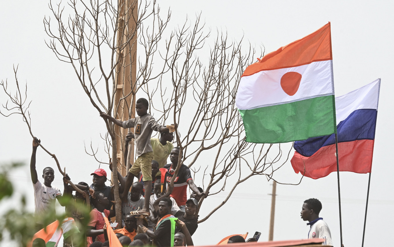 Oroszország légvédelmi rendszert és katonai kiképzőket küldött a nigeri juntához