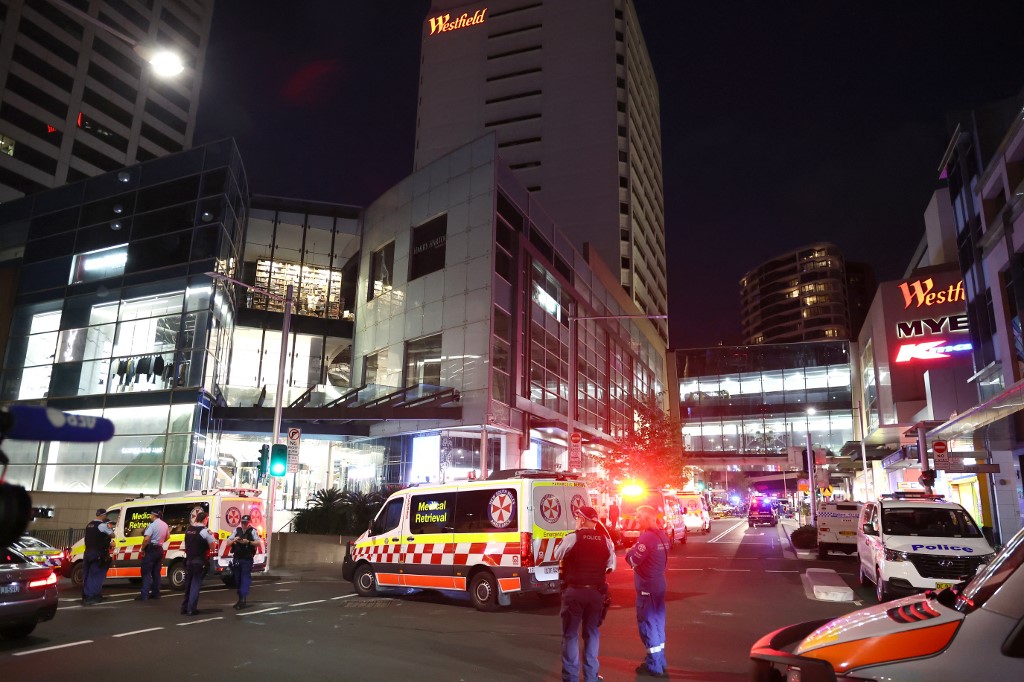 Öt embert késelt halálra egy férfi egy ausztrál bevásárlóközpontban, a rendőrök agyonlőtték