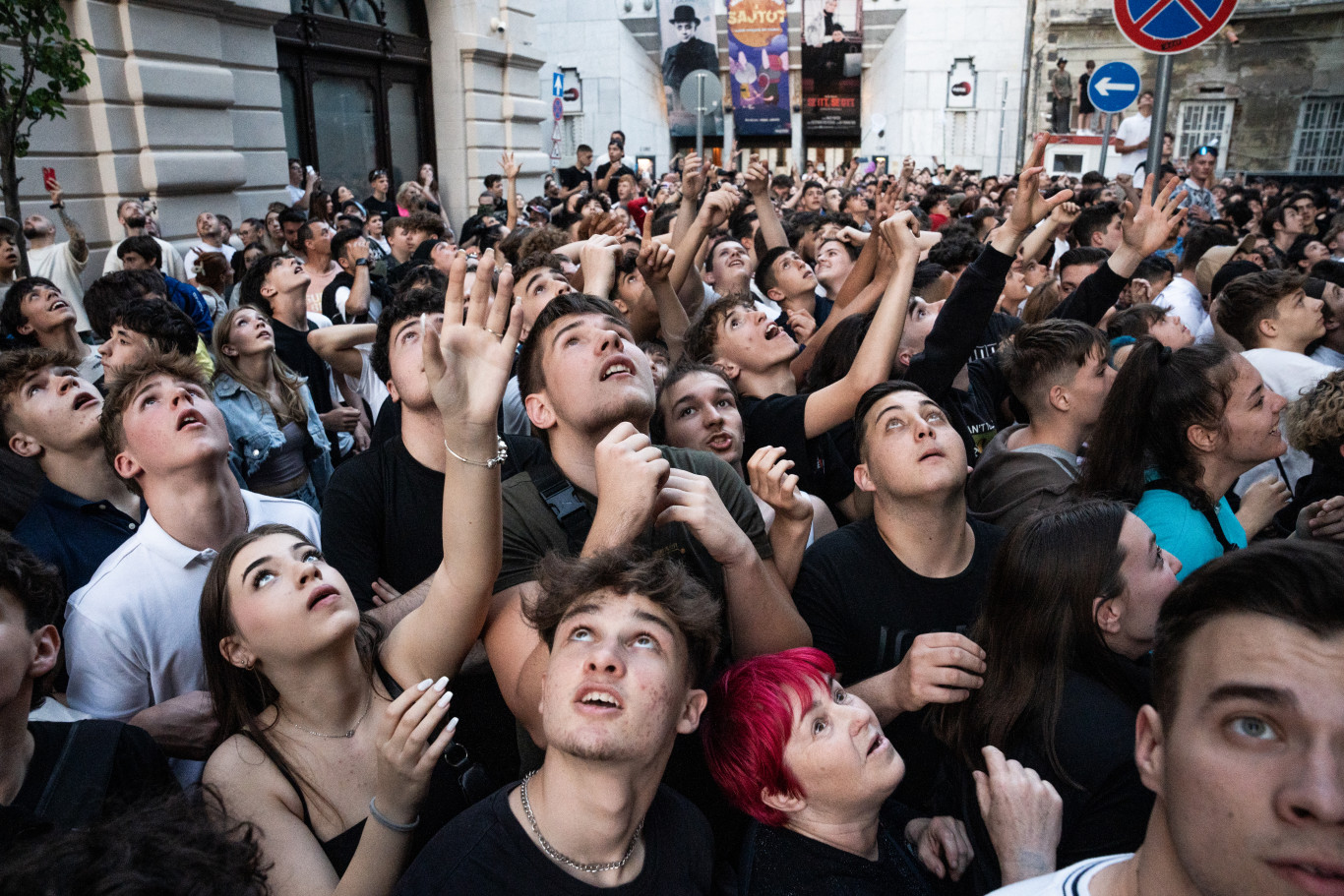 A Momentum elnöke a kormány elhibázott gazdaságpolitikáját látta meg a háztetőkről dobált ezresekben