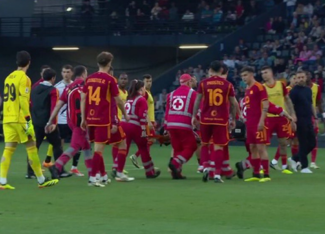 Összeesett egy játékos, lefújták az Udinese-Roma meccset