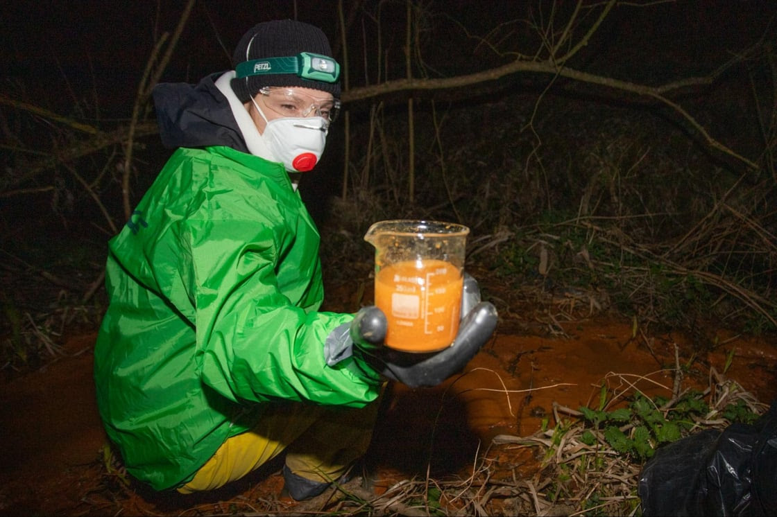 Greenpeace: Rákkeltő méreganyag ömlött a Salgó-patakba egy akkumulátorgyárak hulladékát feldolgozó telephelyről