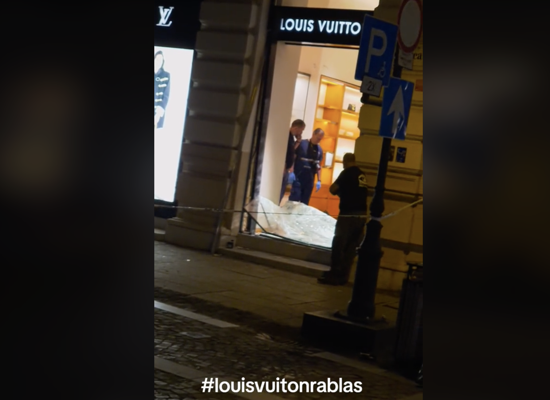 Hétfőre virradóra kipakolták a Louis Vuitton-boltot az Andrássy úton