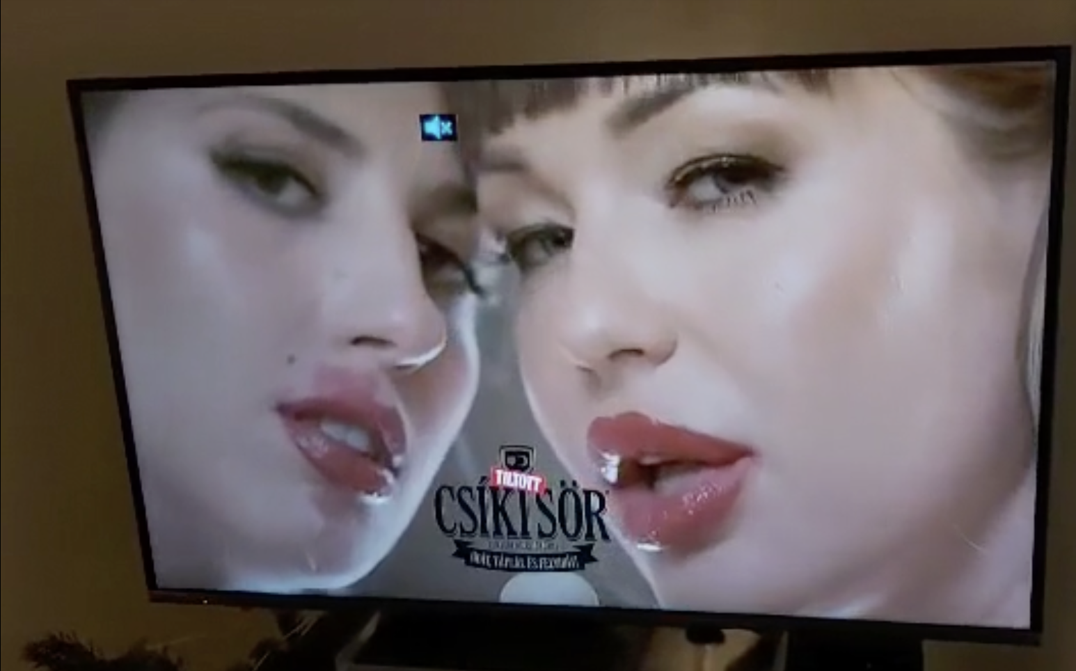 Csíki sört nyalogatnak lányok az egyik szexcsatornán egy reklámban, a Csíki Sör Manufaktúra tagadja, hogy övék a reklám