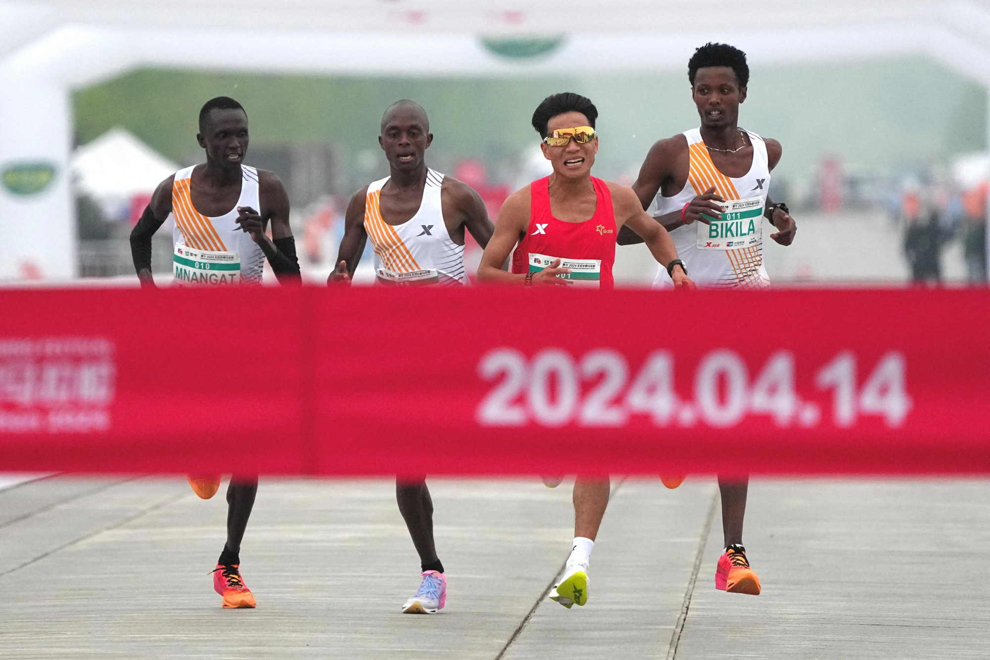 Direkt lassíthattak le az afrikaiak a célegyenesben, hogy a kínai futó nyerhesse a pekingi félmaratont