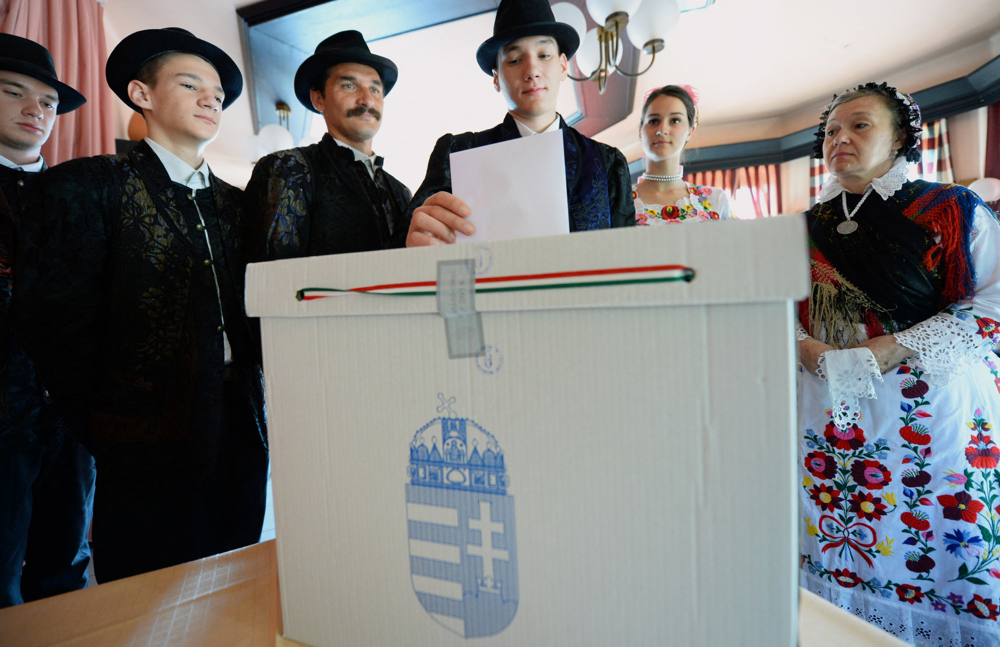 Népviseletbe öltözött helyiek szavaznak a 2014-es európai parlamenti választásokon Kalocsán
