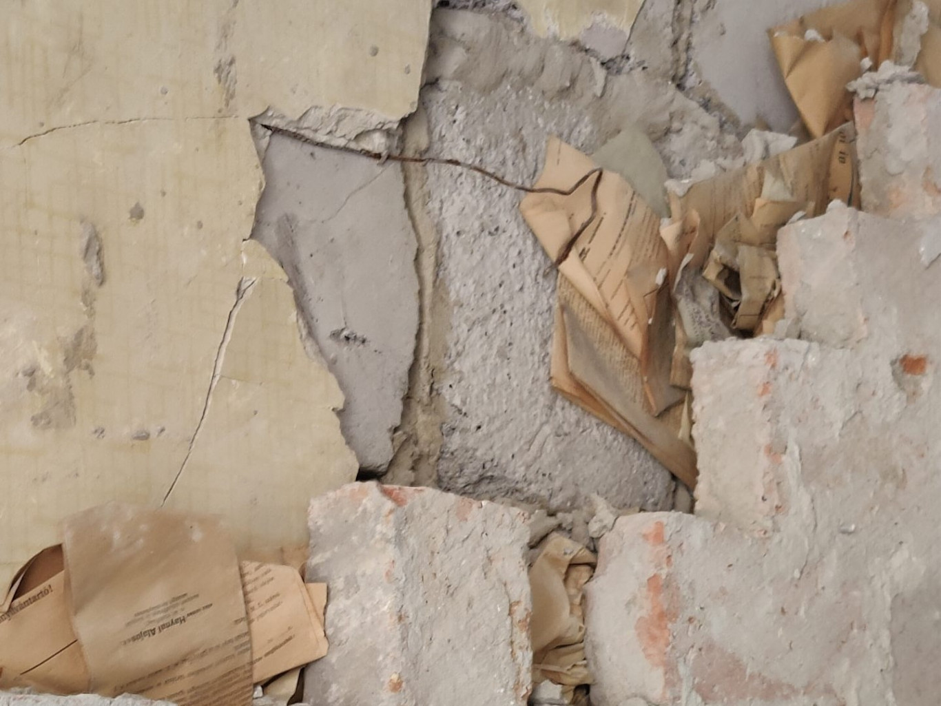 Egy fal mögül kerültek elő a lakásfelújításnál az 1944-es iratok, amik megmutatják, milyen öldöklő küzdelem ment a...